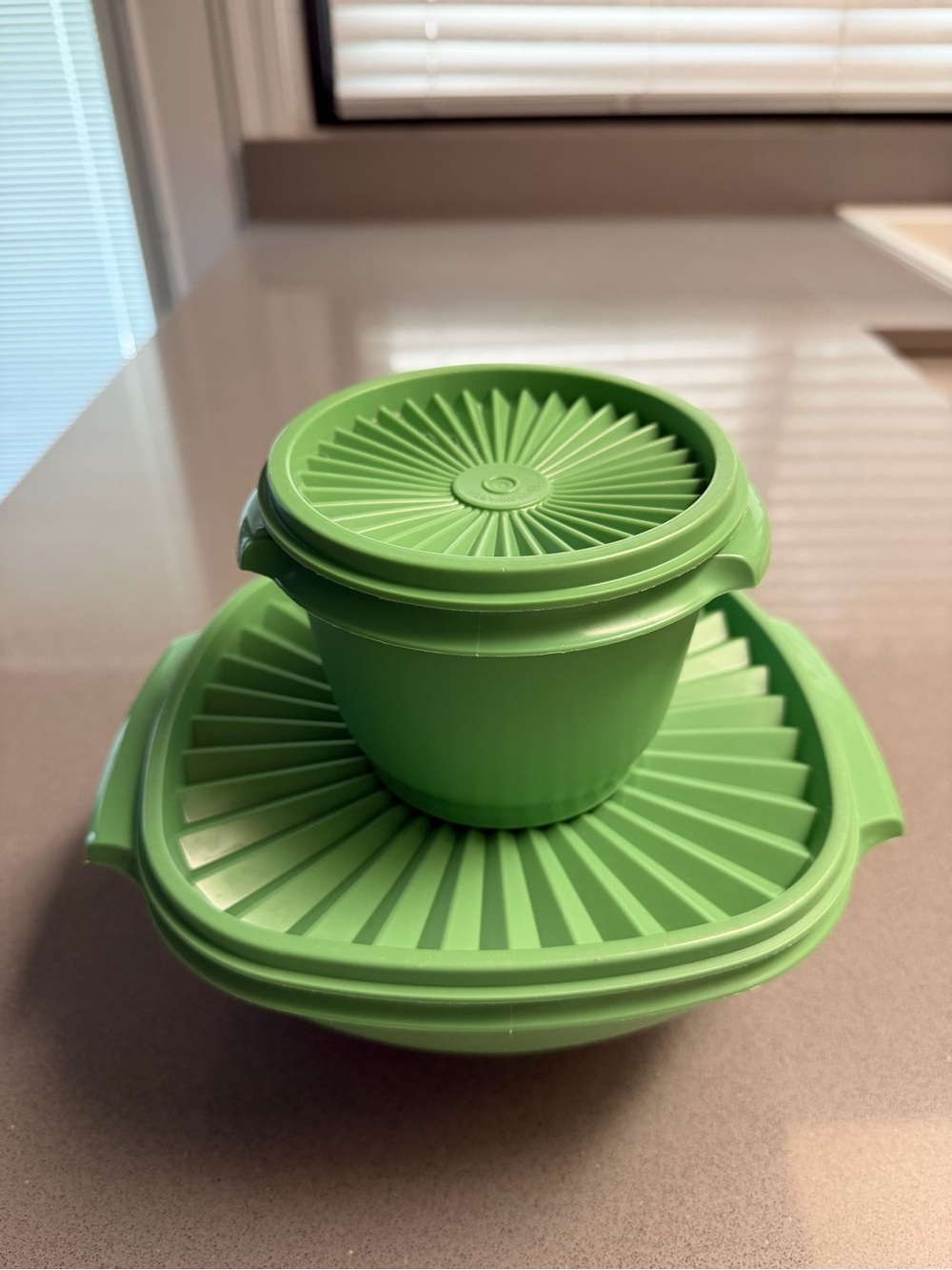 Vintage Tupperware Green Servalier Bowls w Sunburst Lids 8 Cup 2.5 Cup Set